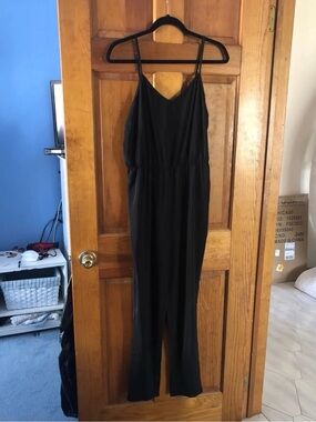 Decker Black Solid V-Neck Sleeveless Adjustable Strap Jumpsuit Zip Size L